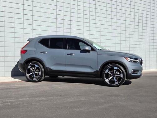 2021 Volvo XC40 T4 Momentum