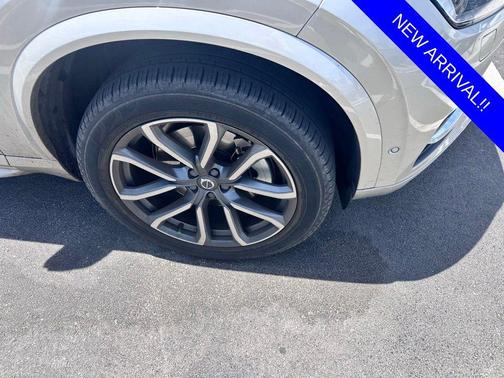 Luminous Sand Metallic 2018 Volvo XC90 T6 Momentum