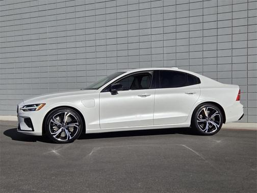 2023 Volvo S60 Recharge Plug-In Hybrid T8 Plus Dark Theme