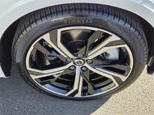 2023 Volvo S60 Recharge Plug-In Hybrid T8 Plus Dark Theme