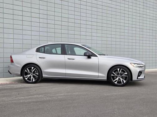 2024 Volvo S60 B5 Core Dark Theme