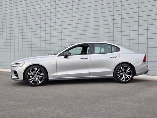 2024 Volvo S60 B5 Core Dark Theme