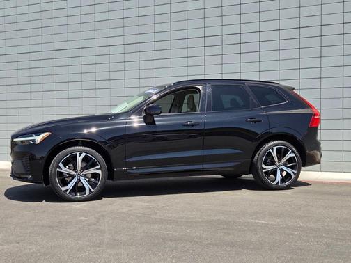 Onyx Black Metallic 2023 Volvo XC60 B5 Ultimate Dark Theme