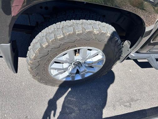 Black 2022 Nissan Frontier SV