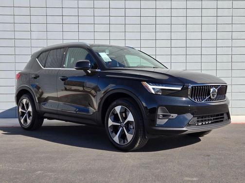 2025 Volvo XC40 B5 Plus Bright Theme