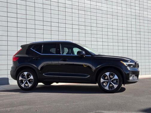 2025 Volvo XC40 B5 Plus Bright Theme