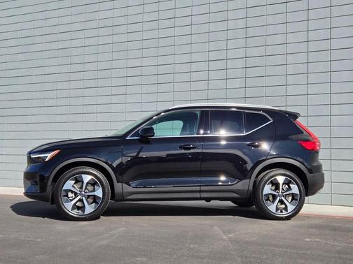 2025 Volvo XC40 B5 Plus Bright Theme