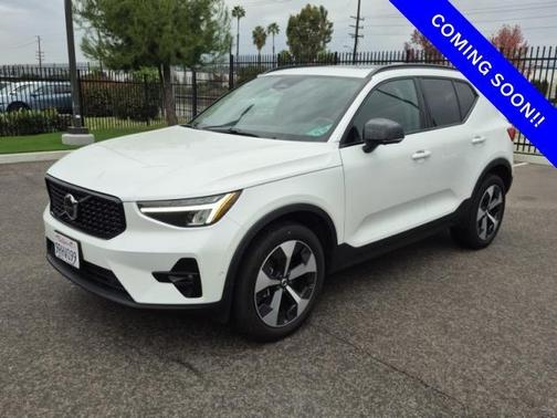 2025 Volvo XC40 B5 Plus Dark Theme