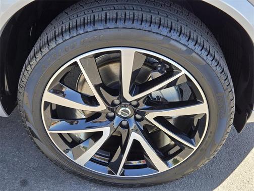 2025 Volvo XC90 B6 Plus 6-Seater