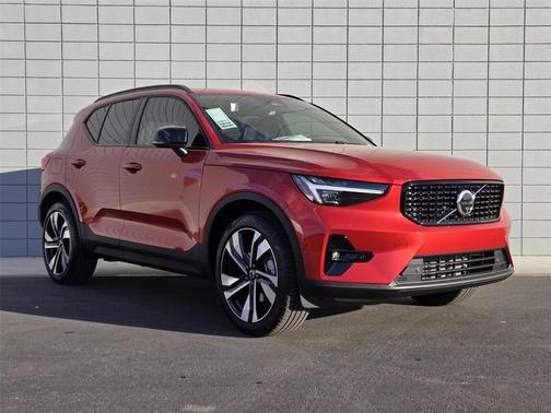2025 Volvo XC40 B5 Ultra Dark Theme