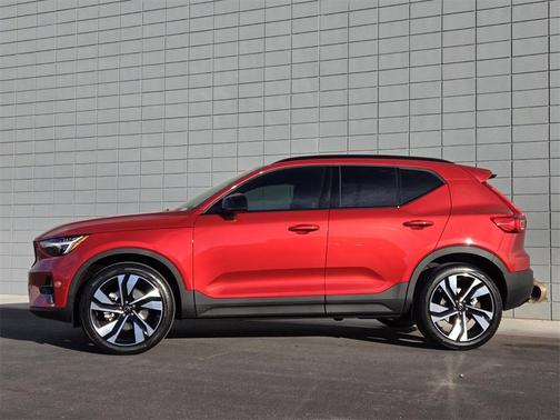 2025 Volvo XC40 B5 Ultra Dark Theme