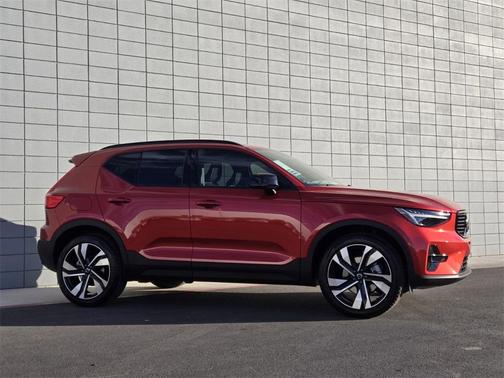 2025 Volvo XC40 B5 Ultra Dark Theme