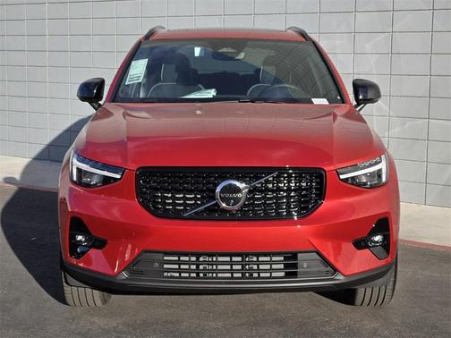 2025 Volvo XC40 B5 Ultra Dark Theme