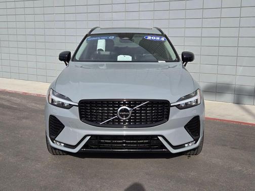 2024 Volvo XC60 B5 Ultimate Dark Theme