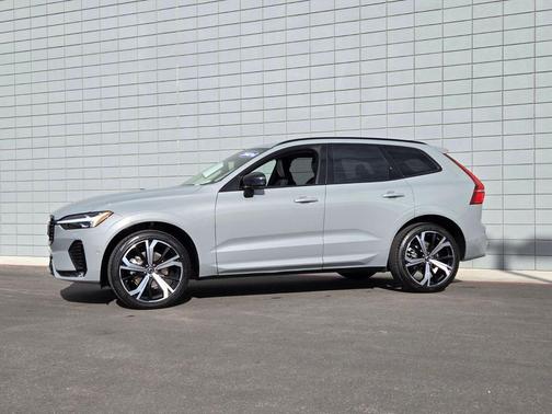 2024 Volvo XC60 B5 Ultimate Dark Theme