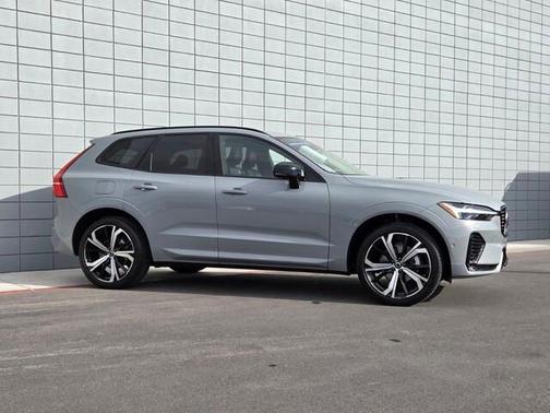 2024 Volvo XC60 B5 Ultimate Dark Theme