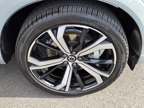 2024 Volvo XC60 B5 Ultimate Dark Theme