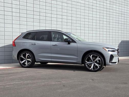 2024 Volvo XC60 B5 Ultimate Dark Theme