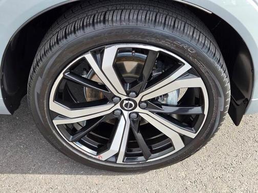 2024 Volvo XC60 B5 Ultimate Dark Theme