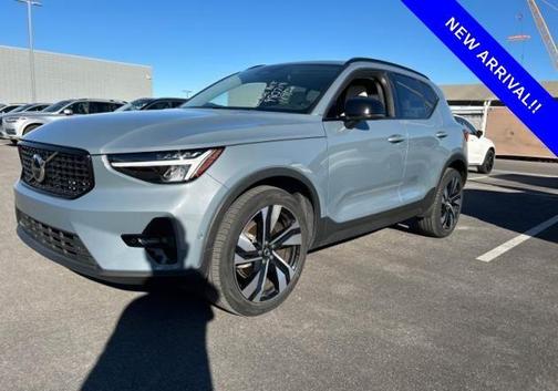 2023 Volvo XC40 B5 Plus Dark Theme