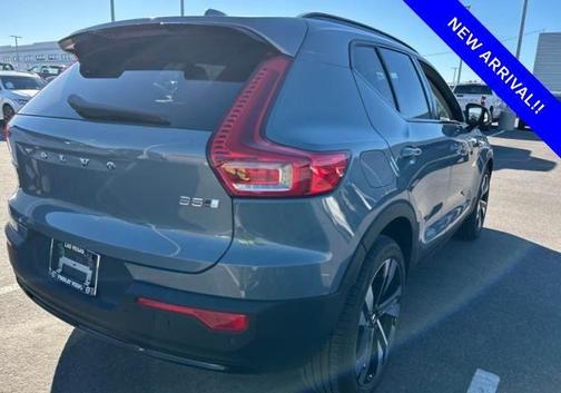 2023 Volvo XC40 B5 Plus Dark Theme