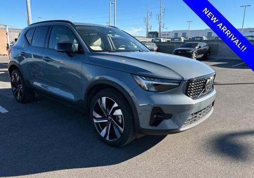 2023 Volvo XC40 B5 Plus Dark Theme