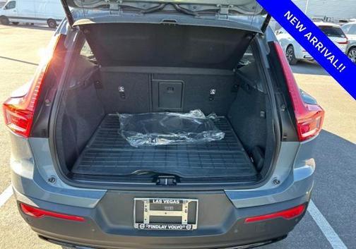 2023 Volvo XC40 B5 Plus Dark Theme