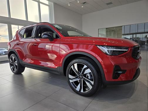 2025 Volvo XC40 B5 Ultra Dark Theme