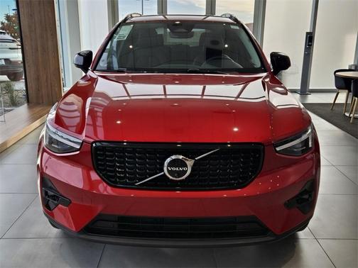 2025 Volvo XC40 B5 Ultra Dark Theme