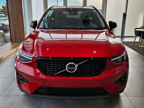 2025 Volvo XC40 B5 Ultra Dark Theme