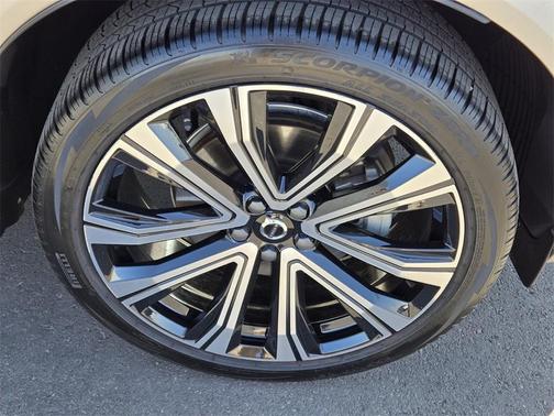 2023 Volvo XC60 B5 Ultimate Bright Theme