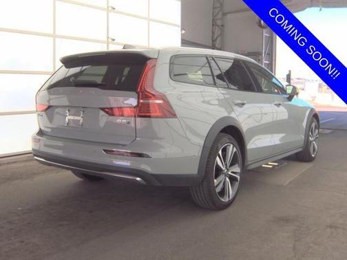 2025 Volvo V60 Cross Country B5 Plus