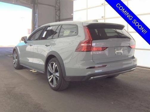 2025 Volvo V60 Cross Country B5 Plus