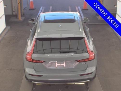 2025 Volvo V60 Cross Country B5 Plus