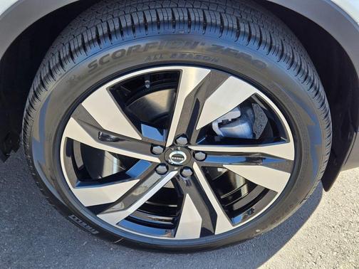 2025 Volvo XC40 B5 Ultra Dark Theme