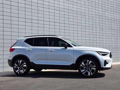 2025 Volvo XC40 B5 Ultra Dark Theme