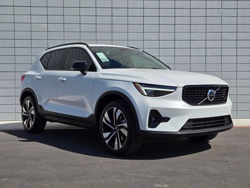 2025 Volvo XC40 B5 Ultra Dark Theme