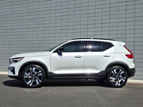 2025 Volvo XC40 B5 Ultra Dark Theme
