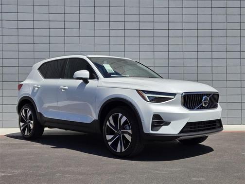 2025 Volvo XC40 B5 Ultra Bright Theme