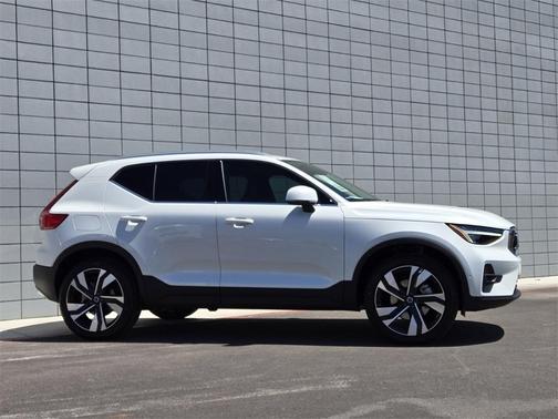 2025 Volvo XC40 B5 Ultra Bright Theme
