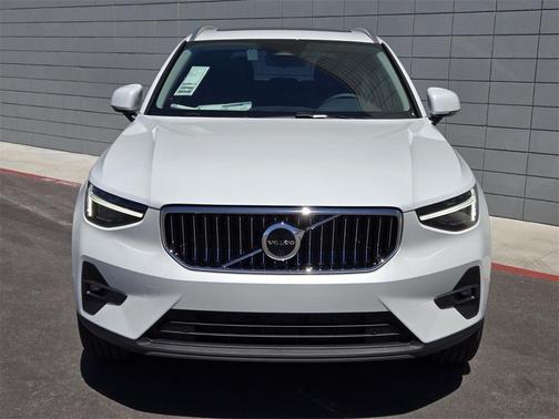 2025 Volvo XC40 B5 Ultra Bright Theme
