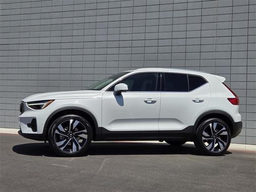 2025 Volvo XC40 B5 Ultra Bright Theme