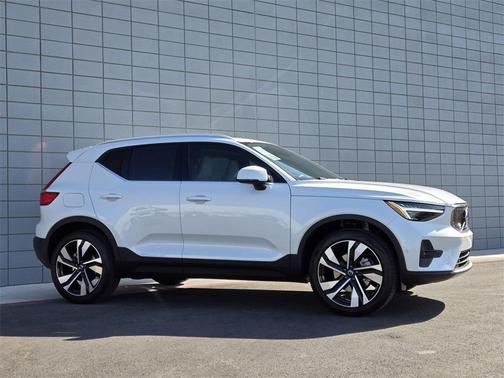 2025 Volvo XC40 B5 Ultra Bright Theme