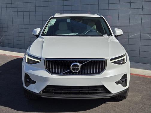 2025 Volvo XC40 B5 Ultra Bright Theme