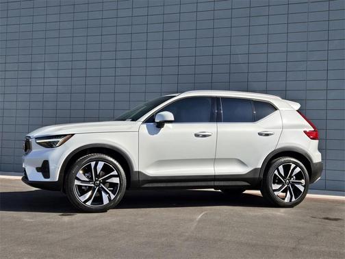 2025 Volvo XC40 B5 Ultra Bright Theme