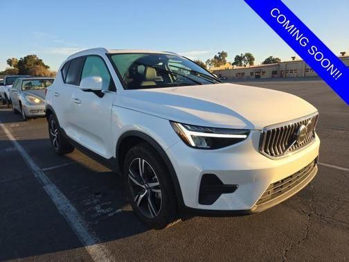 2025 Volvo XC40 B5 Core Bright Theme
