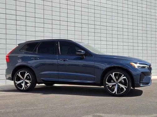 2022 Volvo XC60 B5 R-Design