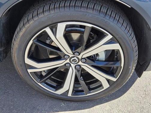 2022 Volvo XC60 B5 R-Design