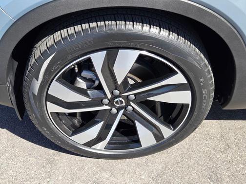 Thunder Gray Metallic 2023 Volvo XC40 B5 Ultimate Dark Theme