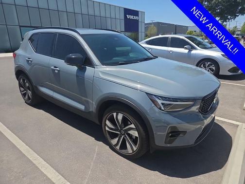 Thunder Gray Metallic 2023 Volvo XC40 B5 Ultimate Dark Theme